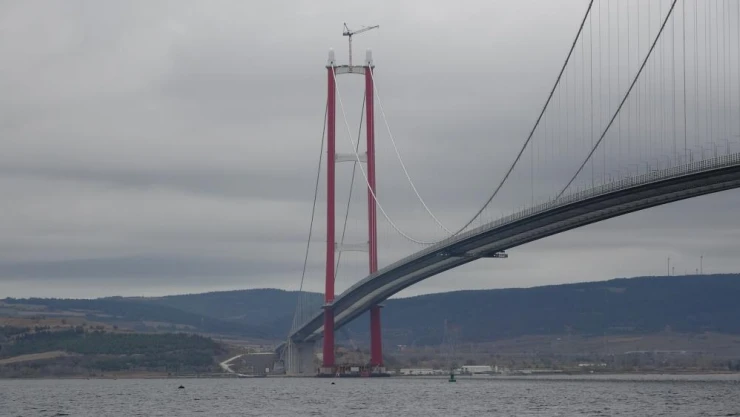 1915 Çanakkale Köprüsü kulelerine Seyit Onbaşı'nın sırtlayarak kaldırdığı 4 top mermisi figürü yerleştirildi
