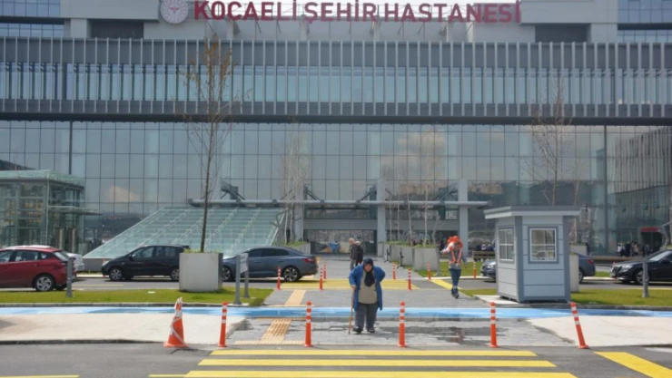300 kişi hastaneye kaldırıldı.