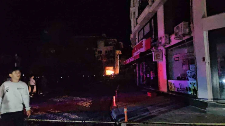 6.1'lik depremde üç bina yıkıldığı öğrenildi
