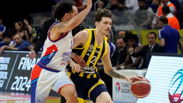 A. Efes, final serisinde durumu 2-1'e getirdi