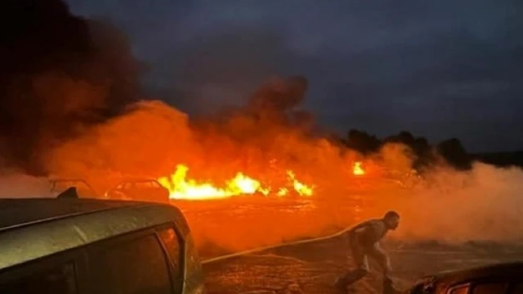 ABD'de küçük uçak araç galerisine düştü: 2 ölü