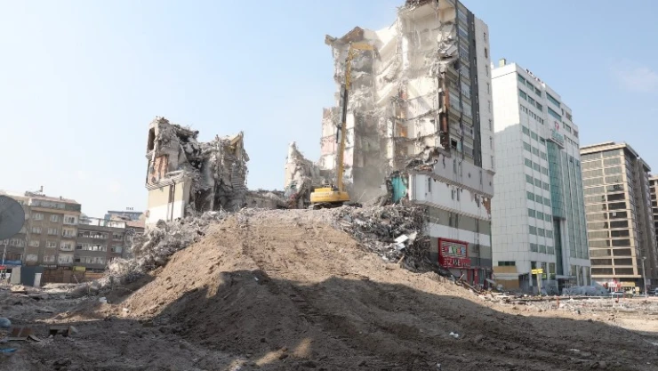 Ağır hasarlı binadaki yıkım çalışmalarını inceledi