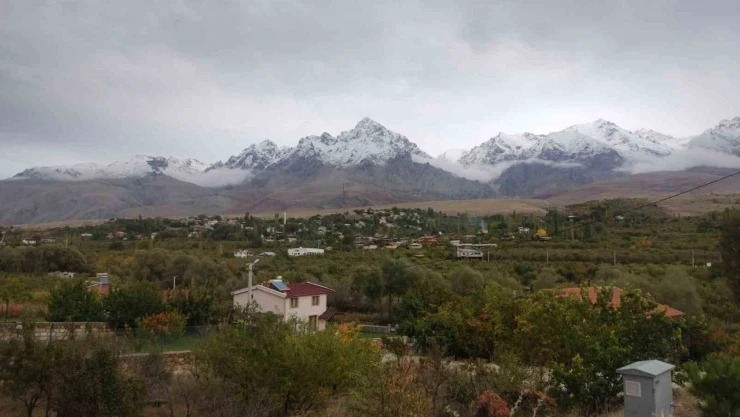 Aladağlar'a mevsimin ilk karı düştü