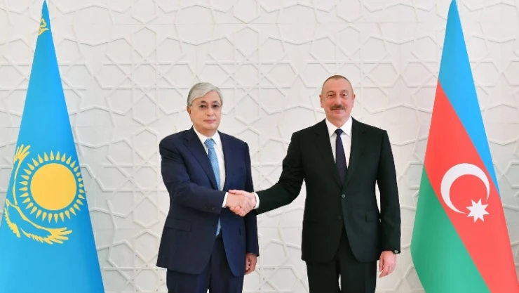 Aliyev, Kazakistan Cumhurbaşkanı Tokayev'i resmi törenle karşıladı