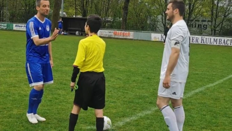 Almanya'da 13 yaşındaki Türk genci futbol hakemi oldu