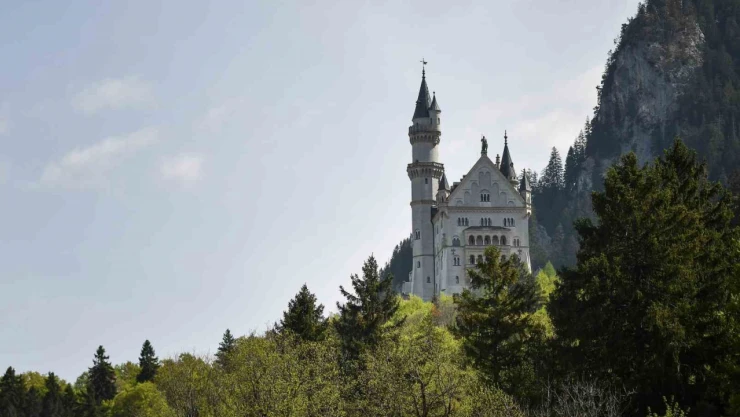 Almanya'da iki turist kadın 50 metrelik uçurumdan aşağı atıldı: 1 ölü, 1 yaralı