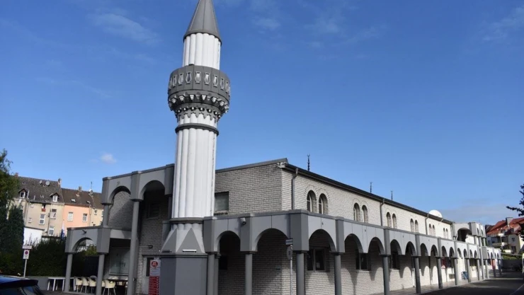 Almanya'da üç camiye çirkin saldırı