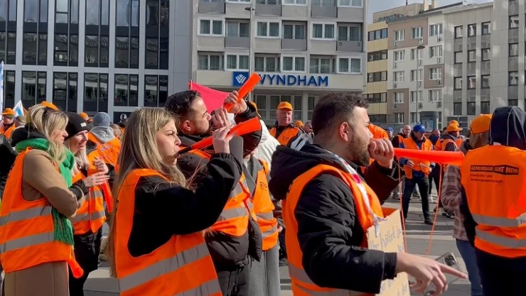 Almanya'da ulaşım sektörü çalışanlarından protesto