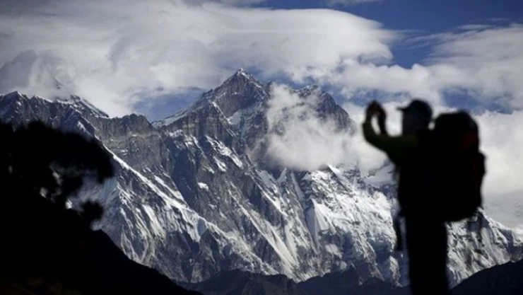Alplerin zirvesinde arkadaşının fotoğrafını çekmek isterken öldü