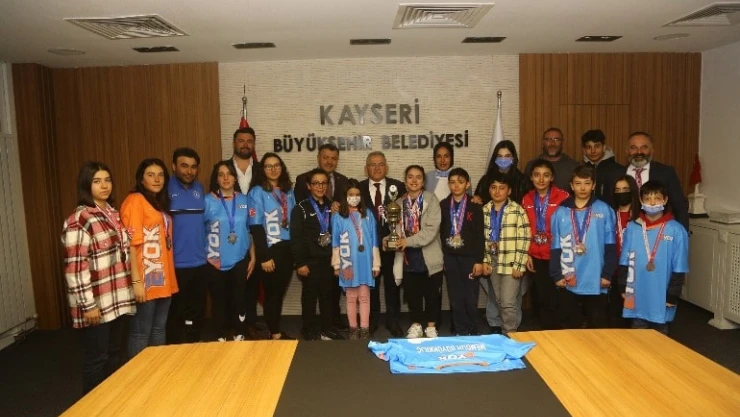 Kayseri Büyükşehir Belediye Başkanı Dr. Memduh Büyükkılıç, Snowboard 2021-2022 Türkiye Şampiyonu sporcuları ağırladı.