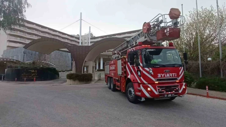 Antalya'da otelin santralinde çıkan yangın çalışanlarca söndürüldü