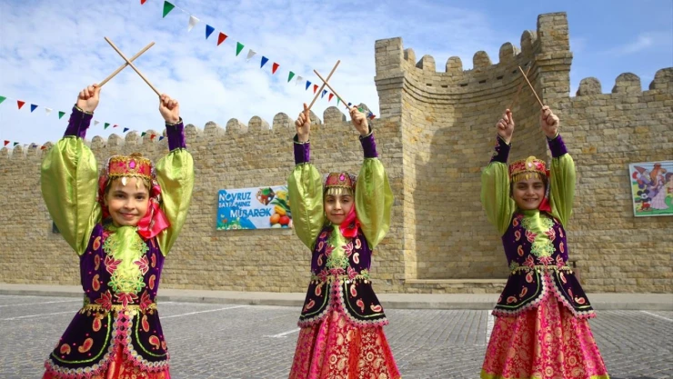 Azerbaycan'da Nevruz kutlamaları renkli görüntülerle başladı