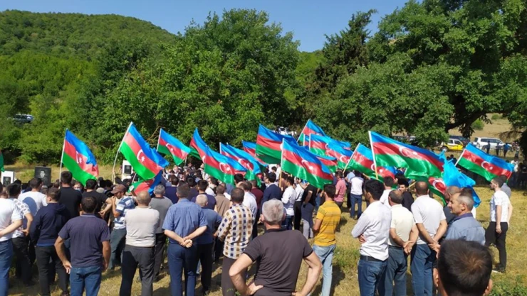 Azerbaycan, şehitlerini son yolculuğuna uğurluyor
