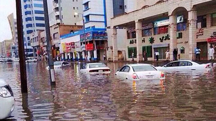 BAE'de şiddetli yağış hayatı felç etti