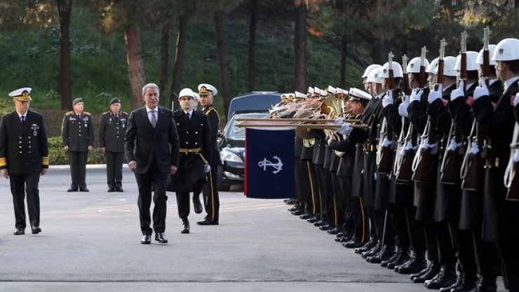 Bakan Akar beraberindeki TSK komuta kademesi ile Donanma Komutanlığında inceleme ve denetlemelerde bulundu