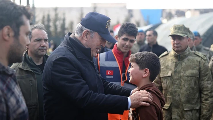 Bakan Akar'dan çadır kentte kurulan Mehmetçik Okuluna ziyaret