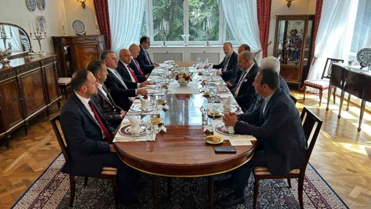 Bakan Bak ve TFF Başkanı Büyükekşi, Varşova Büyükelçiliği'nde ağırlandı