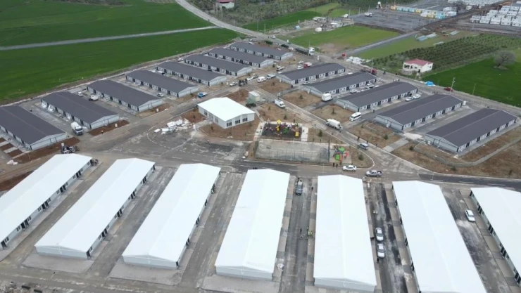 Bakan Kurum: 'Tüm ekiplerimizle gece gündüz çalışıyoruz. Nurdağı ve İslahiye'de 214 prefabrik evi daha sahiplerine teslim ettik