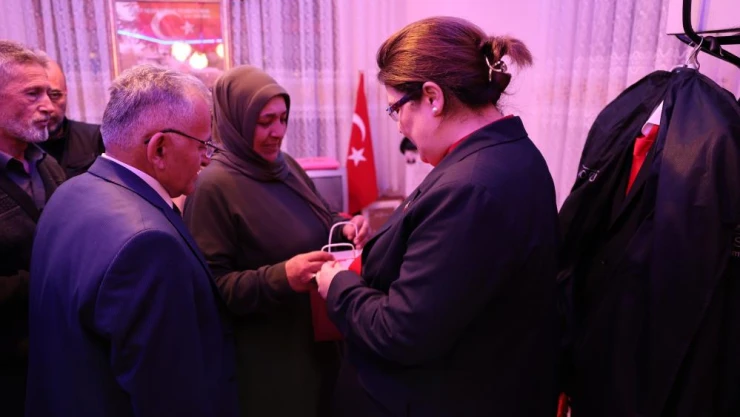 Bakan Yanık Ve Başkan Büyükkılıç'tan şehidin baba ocağına ziyaret
