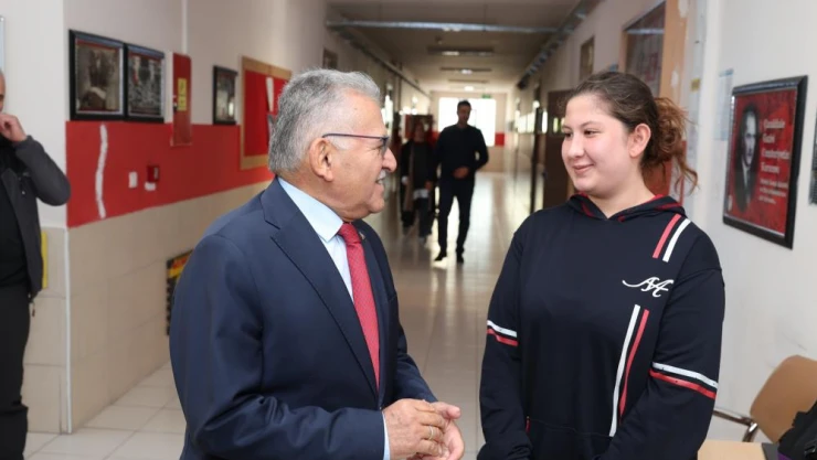 Başkan Büyükkılıç, haftaya gençlerle birlikte başladı