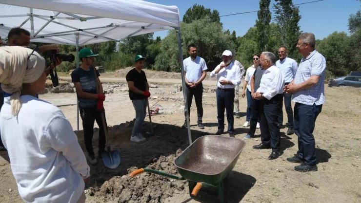 Başkan Büyükkılıç, Keykubadiye Sarayı'ndaki kazı çalışmalarını inceledi