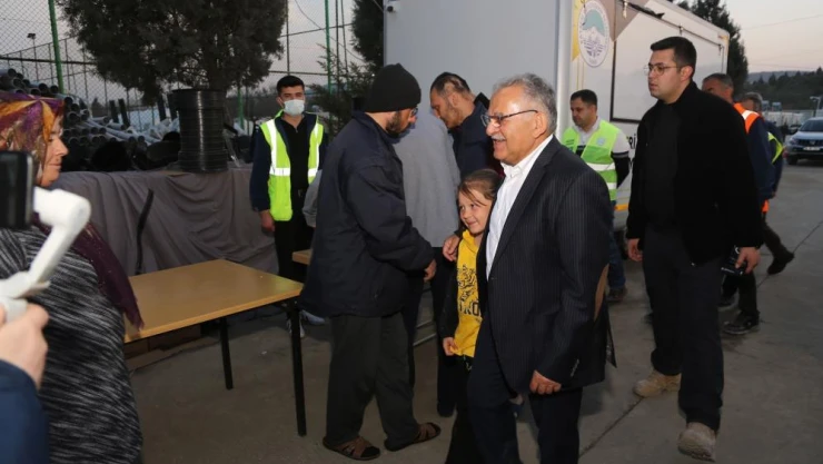 Başkan Büyükkılıç, Konteyner Kent'te depremzedelerle bir araya geldi