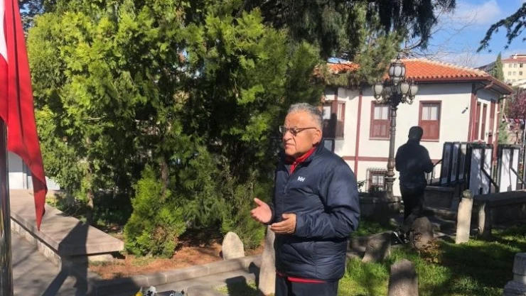 Başkan Büyükkılıç'tan Yazıcıoğlu ve Pakdil'in kabirlerine ziyaret