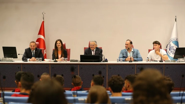 Başkan Büyükkılıç, yavru vatan Kıbrıs'tan gelen sporcuları ağırladı