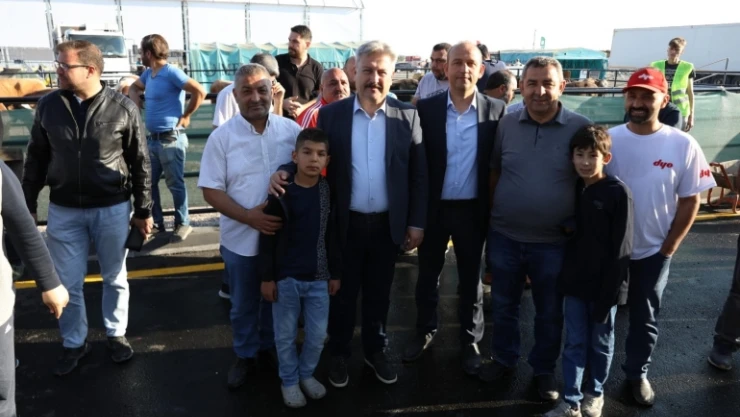 Başkan Palancıoğlu kurban pazarındaki vatandaşlarla bayramlaştı