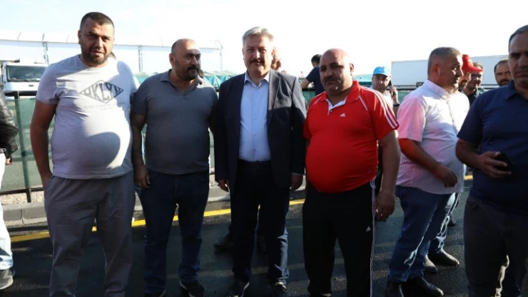 Başkan Palancıoğlu kurban pazarındaki vatandaşlarla bayramlaştı