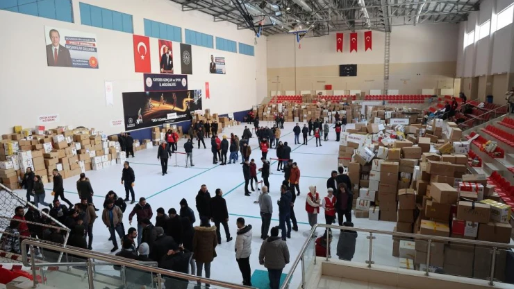 Başkan Yalçın'ın Girişimleriyle Avrupa'dan 5 Tır Yardım Malzemesi Geldi