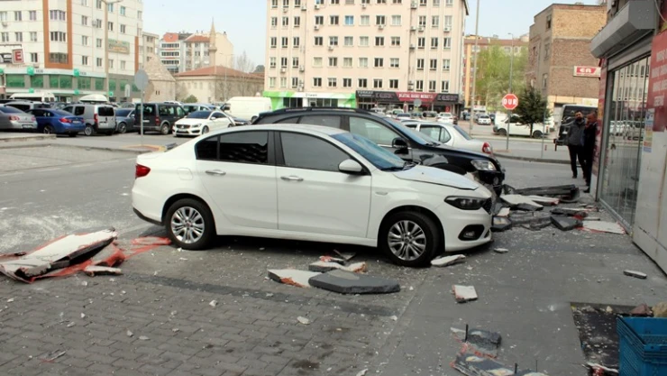 Binadan kopan parçalar araçların üzerine böyle düştü