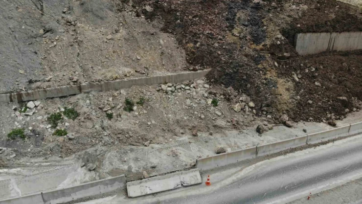 Bolu'da heyelan nedeniyle Ankara istikameti trafiğe kapatıldı