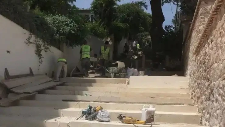 Büyükada'da restore edilen Taş Mektep'in yanındaki Arnavut kaldırımları beton dökülerek kapatıldı