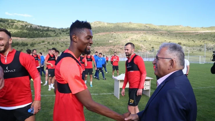 Büyükkılıç'tan Kayserispor kampına ziyaret