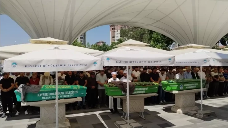 Cami'de Bıçaklanarak Öldürülen Şevki Tanrıkulu Toprağa Verildi