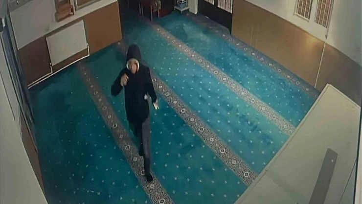 Camide ilginç hırsızlık