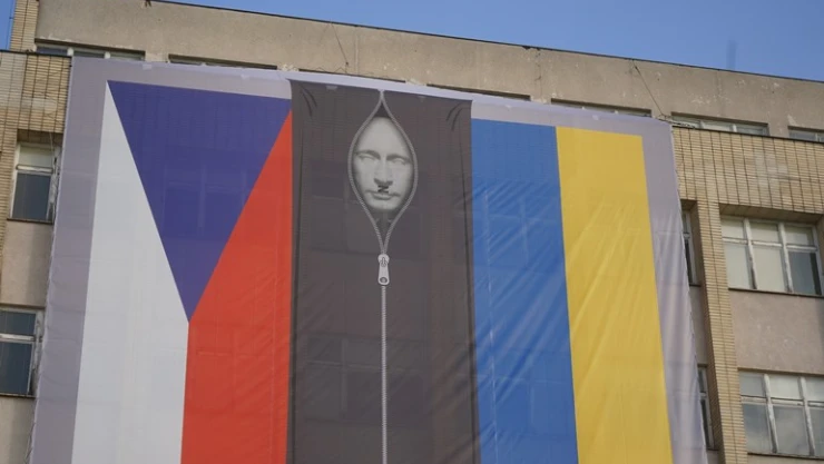 Çekya'da bakanlık binasına Putin'in ceset torbasında fotoğrafı asıldı