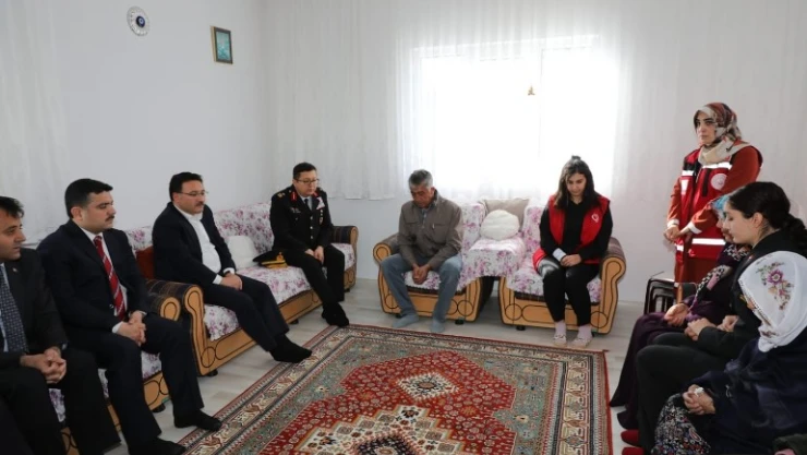 Çiçek şehit ailesine 'Şehadet Beratını' takdim etti