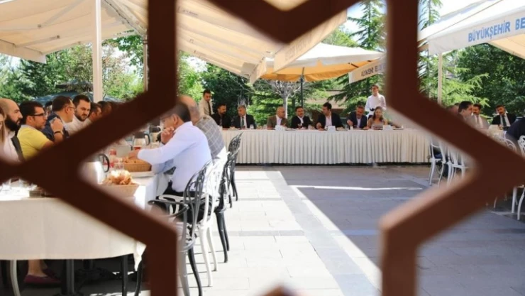 Çiçek, turizm acenteleri ve otel yöneticileriyle bir araya geldi