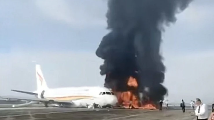 Çin'de 122 kişiyi taşıyan uçak pistte alev aldı