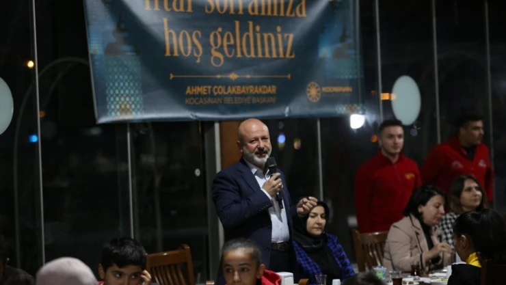 Çolakbayrakdar çifti, iftarı depremzede öğrenciler ve aileleriyle açtı