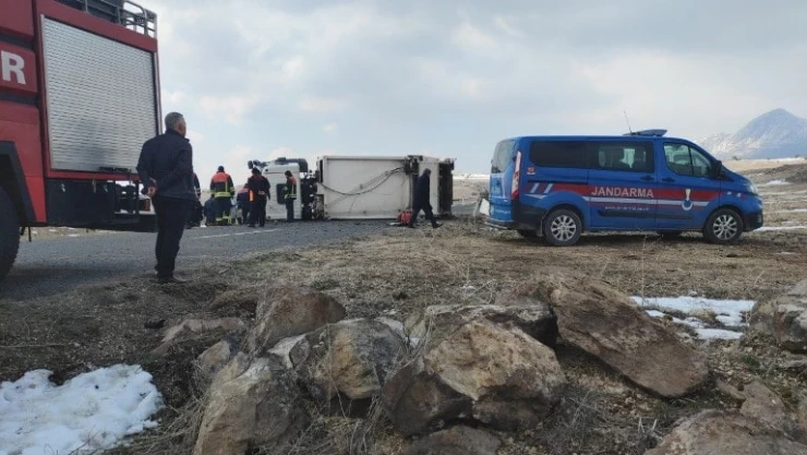 Çöp kamyonu devrildi: 1 ölü, 2 yaralı