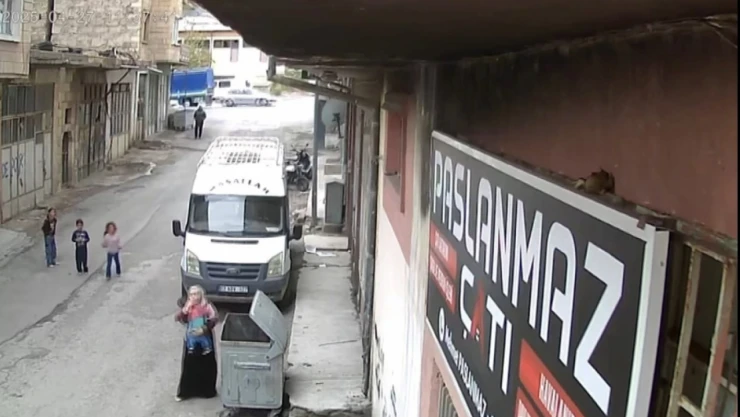 Çöp konteynerine düşen bebek ağır yaralandı