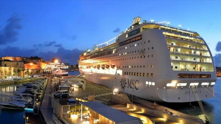 Cruise gemisi Alaska'da buzdağına çarptı
