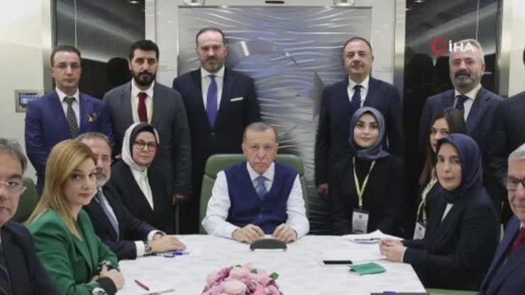 Cumhurbaşkanı Erdoğan Türkmenistan dönüşü gazetecilerle bir araya geldi