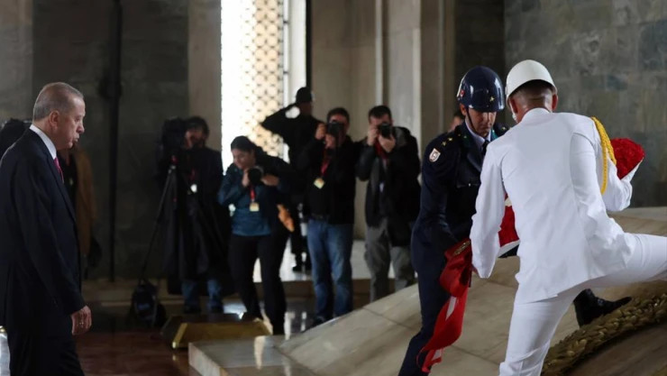 Cumhurbaşkanı Erdoğan, Yüksek Askeri Şura üyeleriyle birlikte Anıtkabir'i ziyaret etti.
