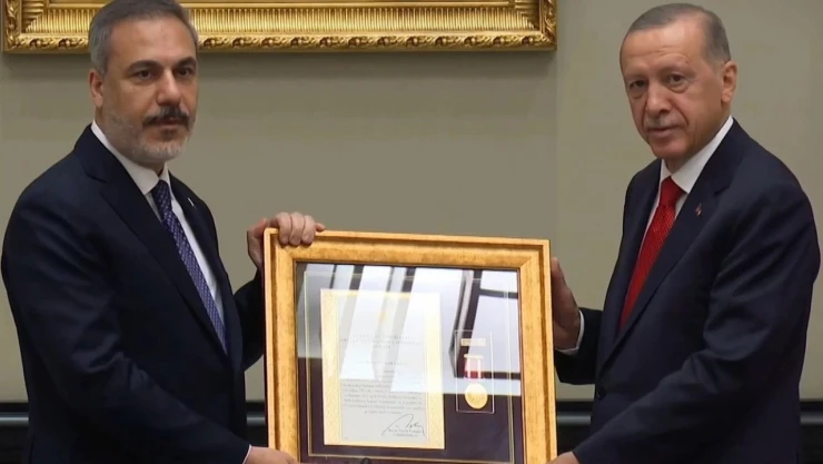 Dışişleri Bakanı Fidan'a 'Devlet Üstün Hizmet Madalyası Beratı'