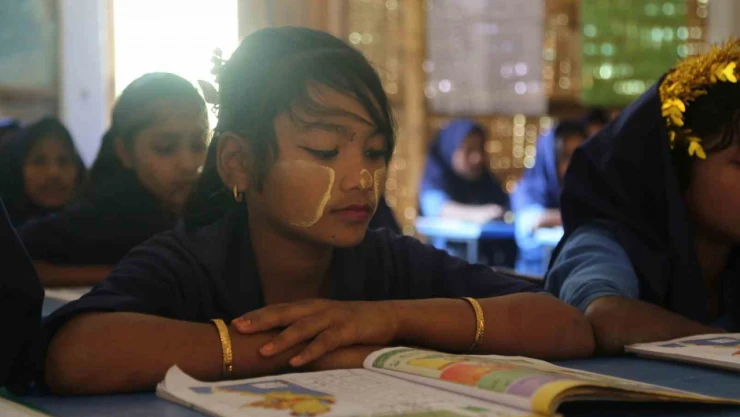 Diyanet Vakfı'nın Bangladeş'te inşa ettiği okullarda bin 250 çocuk eğitim görüyor