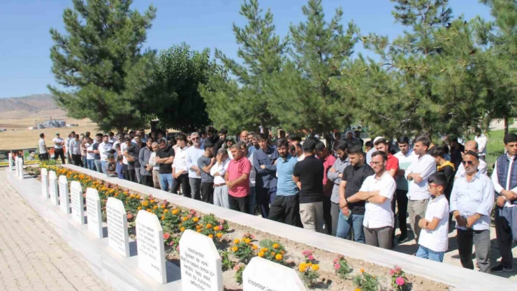 Diyarbakır'da PKK'nın 31 yıl önce katlettiği 2'si çocuk 10 kişi anıldı